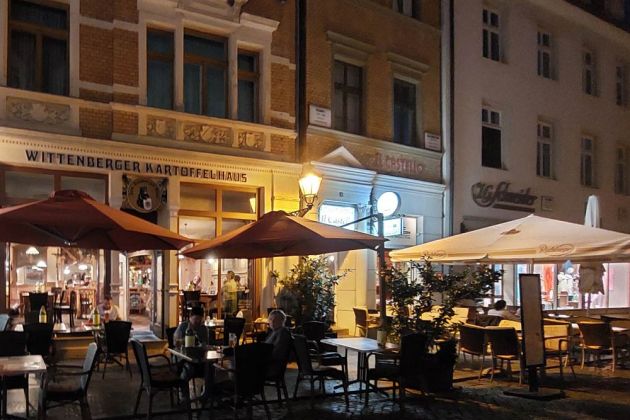 Lutherstadt Wittenberg an der Elbe - nächtliche Ansicht des Wittenberger Kartoffelhauses in der Schlossstrasse Lutherstadt Wittenberg an der Elbe - nächtliche Ansicht des Wittenberger Kartoffelhauses in der Schlossstrasse