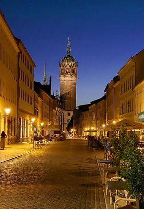 Lutherstadt Wittenberg an der Elbe - die Schlossstrasse mit dem Turm der Schlosskirche bei Nacht Lutherstadt Wittenberg an der Elbe - die Schlossstrasse mit dem Turm der Schlosskirche bei Nacht