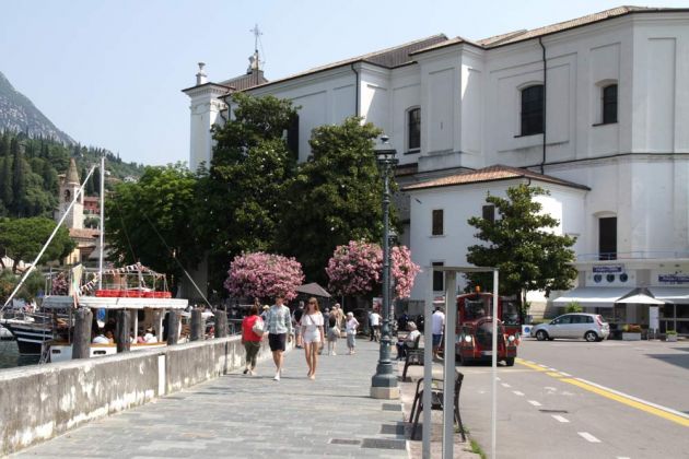 Toscolano-Maderno an der Riviera Bresciana des Gardasees - die Renaissancccekirche Santi Pietro e Paolo an der Piazza della Cartiera Toscolano-Maderno an der Riviera Bresciana des Gardasees - die Renaissancccekirche Santi Pietro e Paolo an der Piazza della Cartiera