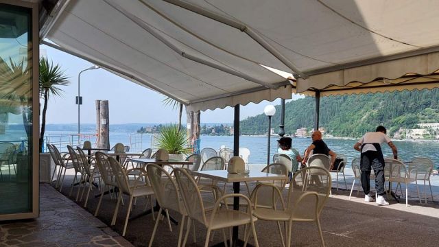 Toscolano-Maderno an der Riviera Bresciana des Gardasees - Gelateria Azzura an der Seepromenade Lungolago Toscolano-Maderno an der Riviera Bresciana des Gardasees - Gelateria Azzura an der Seepromenade Lungolago