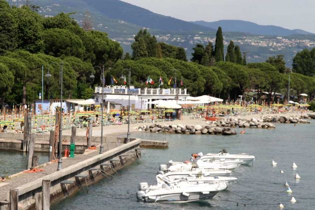 Toscolano-Maderno an der Riviera Bresciana des Gardasees - der Lido Azzuro mit seinem empfehlenswerten Restaurant Toscolano-Maderno an der Riviera Bresciana des Gardasees - der Lido Azzuro mit seinem empfehlenswerten Restaurant