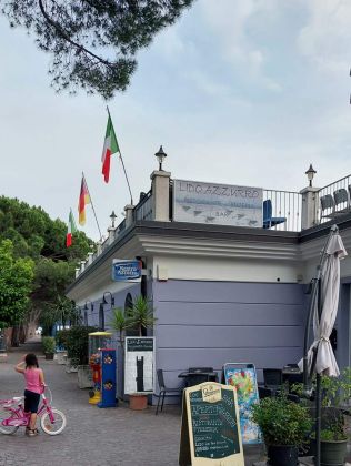 Toscolano-Maderno an der Riviera Bresciana des Gardasees - das Restaurant Lido Azzuro an der Seepromenade Toscolano-Maderno an der Riviera Bresciana des Gardasees - das Restaurant Lido Azzuro an der Seepromenade