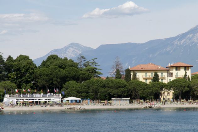 Toscolano-Maderno an der Riviera Bresciana des Gardasees - der Badestrand mit dem Restaurant Lido Azzuro Toscolano-Maderno an der Riviera Bresciana des Gardasees - der Badestrand mit dem Restaurant Lido Azzuro