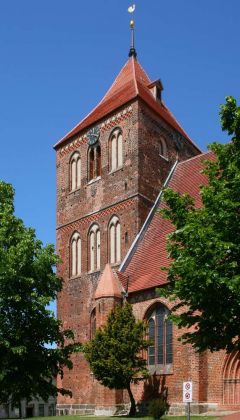 Bergringstadt Teterow - die in norddeutscher Backsteingotik errichtete Stadtkirche St. Peter und Paul mit ihrem 40 Meter hohen Westturm aus dem 15. Jahrhundert 