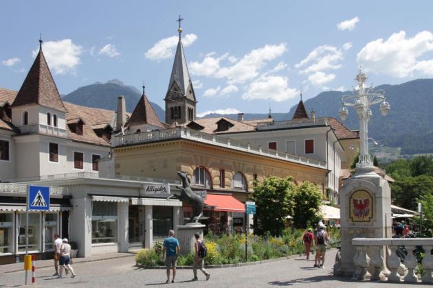Meran-Merano in Südtirol - die Postbrücke mit der Gilf-Promenade