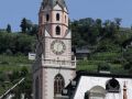 Meran-Merano in Südtirol - der markante Turm der Stadtpfarrkirche St. Nikolaus überragt die Altstadt