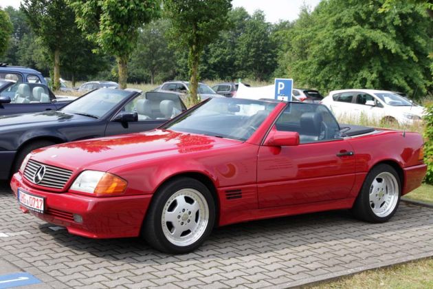 Mercedes-Benz SL Cabriolets der Bauzeit 1989 bis 2001 aus der Baureihe R 129 mit aufgeklapptem Windschott Mercedes-Benz SL Cabriolets der Bauzeit 1989 bis 2001 aus der Baureihe R 129 mit aufgeklapptem Windschott