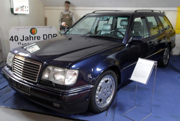 Mercedes-Benz 500 T Modell W 124, Baujahr 1994 - V 8 Motor, 4.973 ccm, 326 PS - Automuseum Nordsee Mercedes-Benz 500 T Modell W 124, Baujahr 1994 - V 8 Motor, 4.973 ccm, 326 PS - Automuseum Nordsee