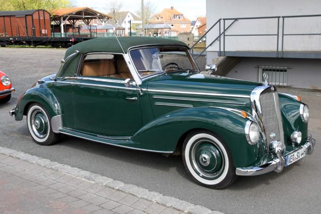 Mercedes Benz 220 Cabriolet A mit je einem Seitenfenster, 2+2 Sitze und mit gewölbter Frontscheibe - Baureihe W 187, Bauzeit 1953 bis 1955 - Sechszylinder-Reihenmotor mit obenliegender Nockenwelle, 2.195 ccm, 80 PS Mercedes Benz 220 Cabriolet A mit je einem Seitenfenster, 2+2 Sitze und mit gewölbter Frontscheibe - Baureihe W 187, Bauzeit 1953 bis 1955 - Sechszylinder-Reihenmotor mit obenliegender Nockenwelle, 2.195 ccm, 80 PS