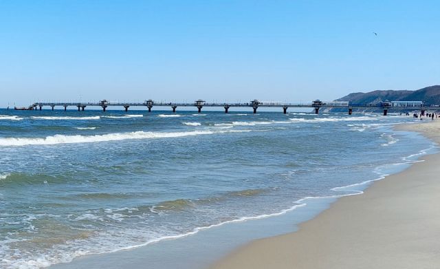 Die 400 m lange Seebrücke und der Sandstrand von Misdoy - Molo Międzyzdroje Die 400 m lange Seebrücke und der Sandstrand von Misdoy - Molo Międzyzdroje
