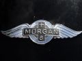 Das Morgan-Emblem an der Front eines Morgan Plus Eight