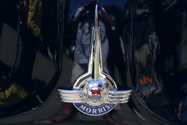 Das bekannte Morris-Logo ist hier auf der Haube eines Morris Minor 1000 der Bauzeit 1956 bis 1971 zu sehen Das bekannte Morris-Logo ist hier auf der Haube eines Morris Minor 1000 der Bauzeit 1956 bis 1971 zu sehen