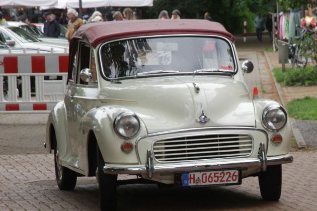 Eine Morris Minor 1000 Convertible Cabrio-Limousine mit Rechtslenkung und geschlossenem Verdeck in Motion Eine Morris Minor 1000 Convertible Cabrio-Limousine mit Rechtslenkung und geschlossenem Verdeck in Motion