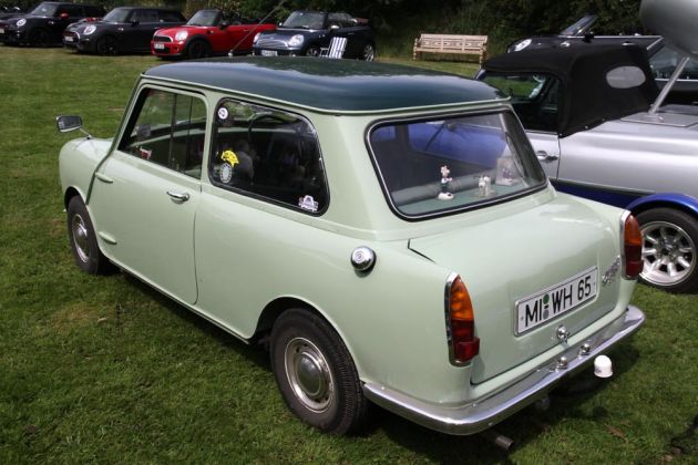 Wolseley Hornet Mk. II der Bauzeit von 1963 bis 1966 - die Heckansicht mit dem angesetzten Kofferraum und grösseren Rückleuchten am BMC-Mini Wolseley Hornet Mk. II der Bauzeit von 1963 bis 1966 - die Heckansicht mit dem angesetzten Kofferraum und grösseren Rückleuchten am BMC-Mini