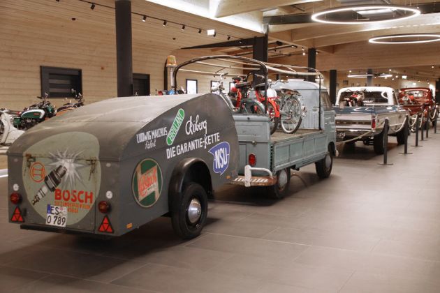 Top Mountain Motorcycle Museum - ein Volkswagen T 1 'Pritsche' mit Anhänger und historische Chevrolet Pickups von 1951 und 1972 Top Mountain Motorcycle Museum - ein Volkswagen T 1 'Pritsche' mit Anhänger und historische Chevrolet Pickups von 1951 und 1972