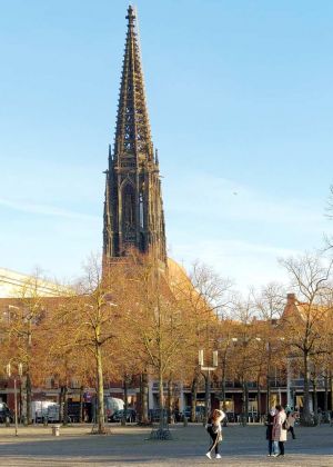 Münster in Westfalen im Zentrum des Münsterlands - der Domplatz mit dem Turm der St. Lamberti Kirche Münster in Westfalen im Zentrum des Münsterlands - der Domplatz mit dem Turm der St. Lamberti Kirche