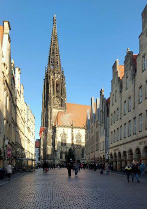 Münster in Westfalen im Zentrum des Münsterlands - der Prinzipalmarkt mit der St. Lamberti Kirche Münster in Westfalen im Zentrum des Münsterlands - der Prinzipalmarkt mit der St. Lamberti Kirche