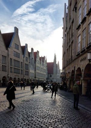 Münster in Westfalen im Zentrum des Münsterlands - der Prinzipalmarkt im Gegenlicht Münster in Westfalen im Zentrum des Münsterlands - der Prinzipalmarkt im Gegenlicht