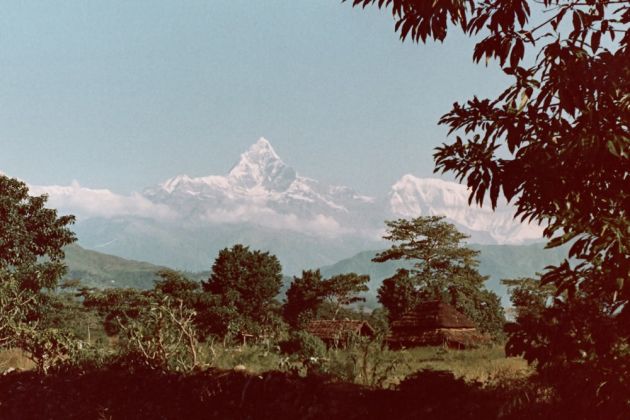 Pokhara in Nepal vor dem Annapurna-Massiv mitr dem spitzen Gipfel des Machapuchare