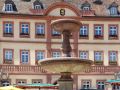 Neustadt an der Weinstrasse - der Alte Königsbrunnen vor dem historischen Rathaus im Barockstil, erbaut 1729