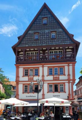 Das Scheffelhaus in Neustadt an der Weinstraße, ein historisches Renaissance-Fachwerkhaus aus dem Jahr 1580 Das Scheffelhaus in Neustadt an der Weinstraße, ein historisches Renaissance-Fachwerkhaus aus dem Jahr 1580