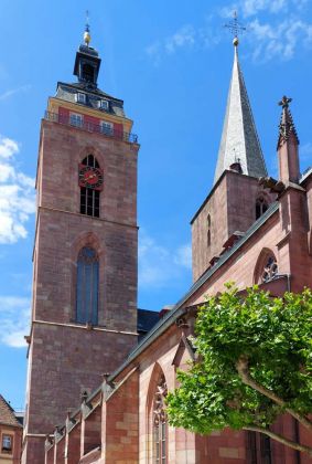 Neustadt an der Weinstraße - die Stiftskirche mit ihren zwei ungleichen Türmen Neustadt an der Weinstraße - die Stiftskirche mit ihren zwei ungleichen Türmen