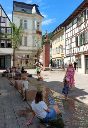 Neustadt an der Weinstrasse - 'Wasser in der Stadt', ein Bachlauf in der Fußgängerzone Klemmstrasse Neustadt an der Weinstrasse - 'Wasser in der Stadt', ein Bachlauf in der Fußgängerzone Klemmstrasse