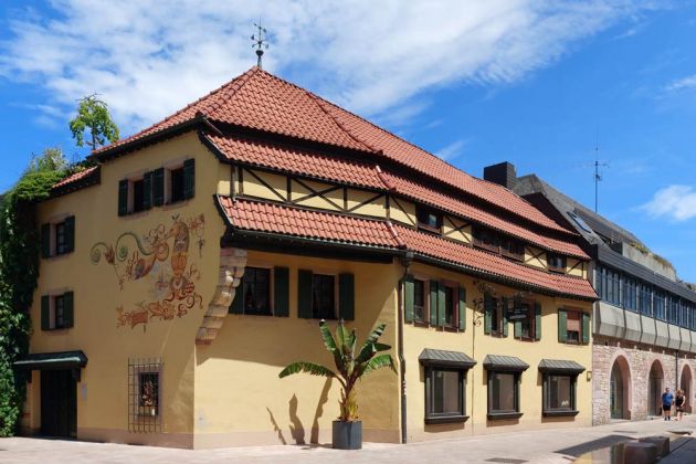 Neustadt an der Weinstrasse - die Wandmalerei an der Ecke Klemmhof zur Badstubengasse in der Altstadt Neustadt an der Weinstrasse - die Wandmalerei an der Ecke Klemmhof zur Badstubengasse in der Altstadt