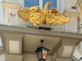 Neustadt an der Weinstraße - der namensgebende Adler über dem Eingang der Adler-Apotheke in der Hauptstrasse