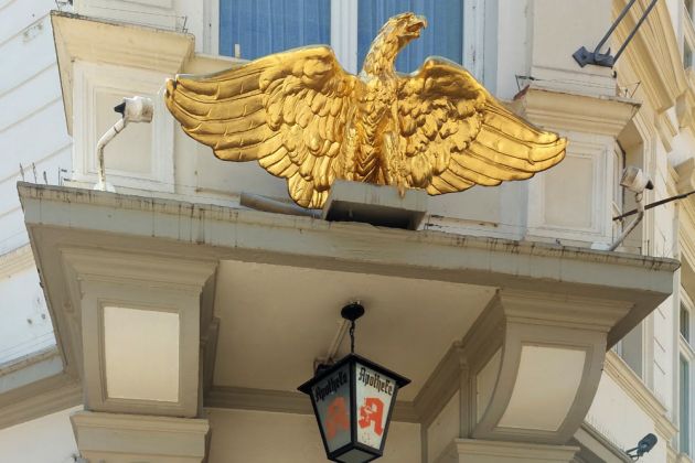 Neustadt an der Weinstraße - der namensgebende Adler über dem Eingang der Adler-Apotheke in der Hauptstrasse Neustadt an der Weinstraße - der namensgebende Adler über dem Eingang der Adler-Apotheke in der Hauptstrasse