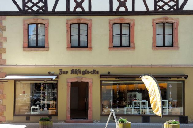 Neustadt an der Weinstrasse - ein Fachwerkhaus in der Badstubengasse mit dem Geschäft 'Die Käseglocke' Neustadt an der Weinstrasse - ein Fachwerkhaus in der Badstubengasse mit dem Geschäft 'Die Käseglocke'