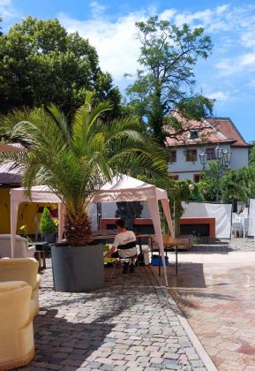 Neustadt an der Weinstrasse - der Juliusplatz neben dem historischen Rathaus Neustadt an der Weinstrasse - der Juliusplatz neben dem historischen Rathaus