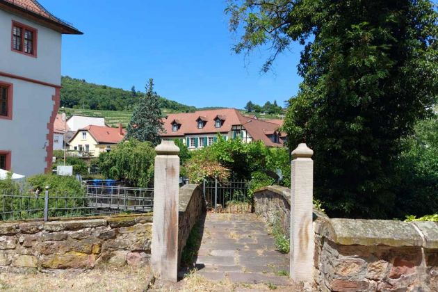 Neustadt an der Weinstrasse - die kleine steinerne Brücke über den Speyerbach Neustadt an der Weinstrasse - die kleine steinerne Brücke über den Speyerbach