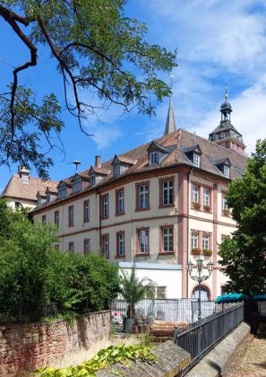 Neustadt an der Weinstrasse - die Rückseite des historischen Rathauses von 1729 Neustadt an der Weinstrasse - die Rückseite des historischen Rathauses von 1729