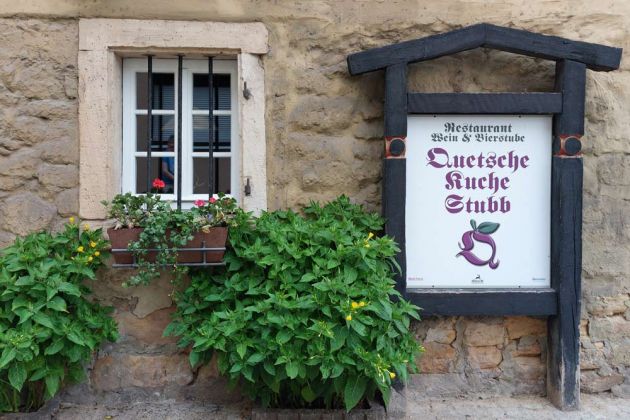 Neustadt an der Weinstrasse - das Weinlokal 'Quetsche Kuche Stubb' im Neustädter Ortsteil Haardt Neustadt an der Weinstrasse - das Weinlokal 'Quetsche Kuche Stubb' im Neustädter Ortsteil Haardt