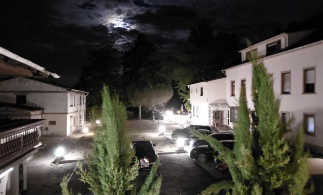 Neustadt an der Weinstrasse - der nächtliche Innenhof des Hotels Tenner am Mandelring im Neustädter Ortsteil Haardt Neustadt an der Weinstrasse - der nächtliche Innenhof des Hotels Tenner am Mandelring im Neustädter Ortsteil Haardt