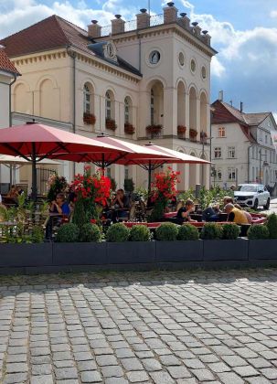 Residenzstadt Neustrelitz - Aussenplätze des Stadtcafés vor dem historischen Rathaus am Markt Residenzstadt Neustrelitz - Aussenplätze des Stadtcafés vor dem historischen Rathaus am Markt