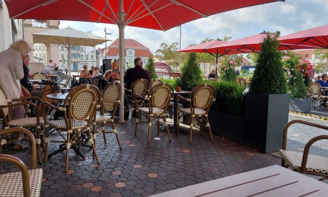 Residenzstadt Neustrelitz - Aussenplätze des Stadtcafés vor dem historischen Rathaus am Markt Residenzstadt Neustrelitz - Aussenplätze des Stadtcafés vor dem historischen Rathaus am Markt