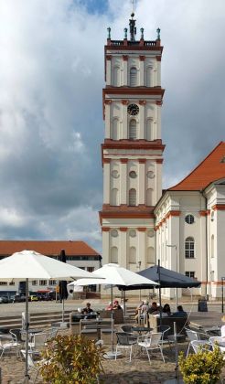 Residenzstadt Neustrelitz - der Turm der Stadtkirche am historischen Marktplatz Residenzstadt Neustrelitz - der Turm der Stadtkirche am historischen Marktplatz