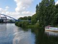 Nienburg-Weser - die Weser mit der blauen Wesertor-Br&uuml;cke, einer Fu&szlig;g&auml;ngerbr&uuml;cke &uuml;ber die Weser