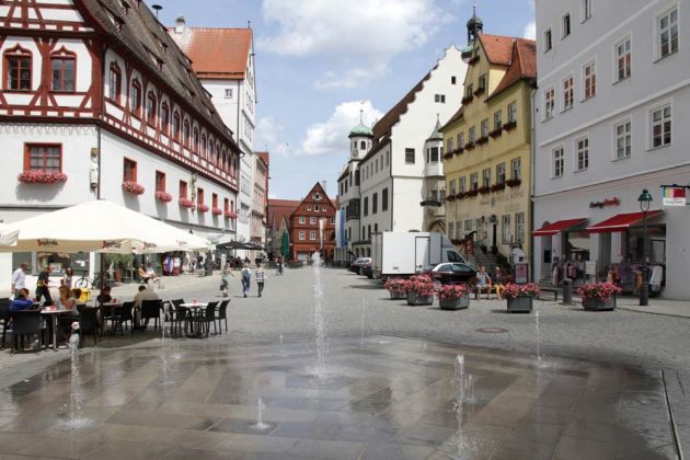 Nördlingen im Nördlinger Ries - Brunnen mit Wasserspiel am Marktplatz und das historische Rathaus