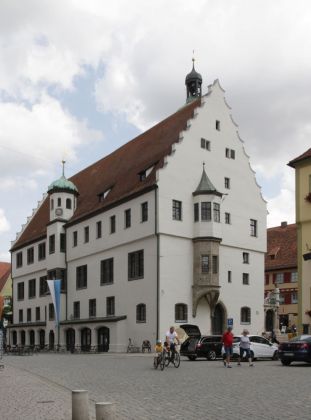 Nördlingen im Nördlinger Ries - das historische Rathaus, das 'Steinhaus' aus dem 13. Jahrhundert Nördlingen im Nördlinger Ries - das historische Rathaus, das 'Steinhaus' aus dem 13. Jahrhundert