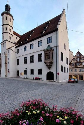 Nördlingen im Nördlinger Ries - das historische Rathaus, das 'Steinhaus' aus dem 13. Jahrhundert Nördlingen im Nördlinger Ries - das historische Rathaus, das 'Steinhaus' aus dem 13. Jahrhundert