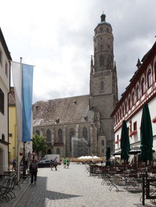 Nördlingen im Nördlinger Ries - die spätgotische St. Georgskirche mit dem 90 Meter hohen Kirchturm Daniel Nördlingen im Nördlinger Ries - die spätgotische St. Georgskirche mit dem 90 Meter hohen Kirchturm Daniel