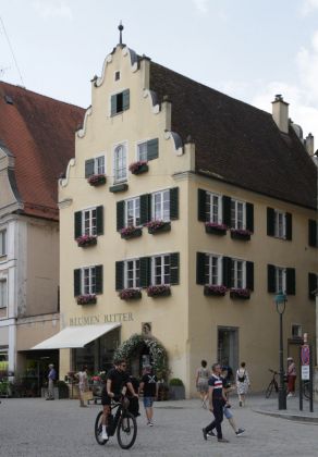 Nördlingen im Nördlinger Ries - das historische Gebäude von Blumen Ritter am Schäfflesmarkt Nördlingen im Nördlinger Ries - das historische Gebäude von Blumen Ritter am Schäfflesmarkt