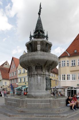 Nördlingen im Nördlinger Ries - der Kriegerbrunnen am Marktplatz Nördlingen im Nördlinger Ries - der Kriegerbrunnen am Marktplatz