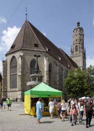 Nördlingen im Nördlinger Ries - die spätgotische St. Georgskirche mit dem 90 Meter hohen Kirchturm Daniel Nördlingen im Nördlinger Ries - die spätgotische St. Georgskirche mit dem 90 Meter hohen Kirchturm Daniel