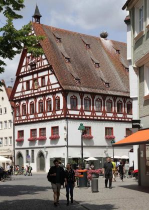 Nördlingen - das Brot- und Tanzhaus am Marktplatz beherbergt heute das Stadtbauamt von Nördlingen Nördlingen - das Brot- und Tanzhaus am Marktplatz beherbergt heute das Stadtbauamt von Nördlingen