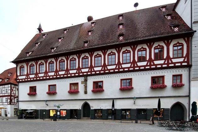 Nördlingen - das Brot- und Tanzhaus am Marktplatz beherbergt heute das Stadtbauamt von Nördlingen Nördlingen - das Brot- und Tanzhaus am Marktplatz beherbergt heute das Stadtbauamt von Nördlingen