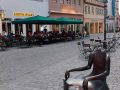 Nördlingen im Nördlinger Ries, eine - umstrittene - Bronzeskulptur am Marktplatz